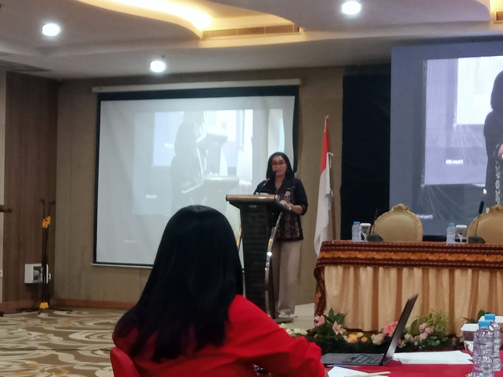 Koordinator Humas LLDIKTI XV Wilayah NTT, Jasinta Florentina saat membacakan sambutan Kepala Lembaga Layanan Pendidikan Tinggi (LLDIKTI) Wilayah XV, Prof. Dr. Adrianus Amheka, ST., M.Eng pada acara pembukaan Bimtek Bahan Publikasi Dan Informasi bagi perguruan tinggi lingkup LLPDTI Wilayah XV TA 2026 di Kupang, Kamis.