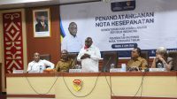 Menteri Hak Asasi Manusia Republik Indonesia, Natalius Pigai dalam kegiatan penandatangani Nota Kesepakatan tentang Sinergi Pelaksanaan Tugas dan Fungsi di Bidang Hak Asasi Manusia sebagai langkah memperkuat penghormatan, perlindungan, pemenuhan, penegakan, dan pemajuan HAM di NTT di Kupang, Senin. Foto/ho/ Biro Adpim Setda NTT