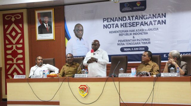 Menteri Hak Asasi Manusia Republik Indonesia, Natalius Pigai dalam kegiatan penandatangani Nota Kesepakatan tentang Sinergi Pelaksanaan Tugas dan Fungsi di Bidang Hak Asasi Manusia sebagai langkah memperkuat penghormatan, perlindungan, pemenuhan, penegakan, dan pemajuan HAM di NTT di Kupang, Senin. Foto/ho/ Biro Adpim Setda NTT