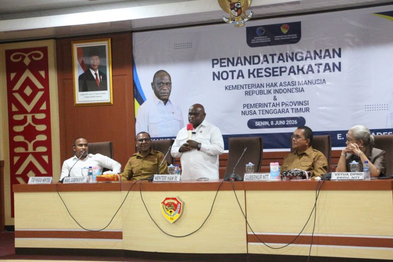 Menteri Hak Asasi Manusia Republik Indonesia, Natalius Pigai dalam kegiatan penandatangani Nota Kesepakatan tentang Sinergi Pelaksanaan Tugas dan Fungsi di Bidang Hak Asasi Manusia sebagai langkah memperkuat penghormatan, perlindungan, pemenuhan, penegakan, dan pemajuan HAM di NTT di Kupang, Senin. Foto/ho/ Biro Adpim Setda NTT