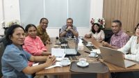 nage 1 Dekan FST Undana, Prof. Philiphi de Rozari, S.Si., M.Si., M.Sc., Ph.D, (keempat dari kiri) sedang menerima Sekretaris Daerah Kabupaten Nagekeo, Drs. Imanuel Ndun, M.Si. (ketiga dari kiri) bersama tim guna membahas pembukaan Program Studi (Prodi) Kimia Industri Garam , Selasa (26/5/2026). Foto/HO Humas Undana