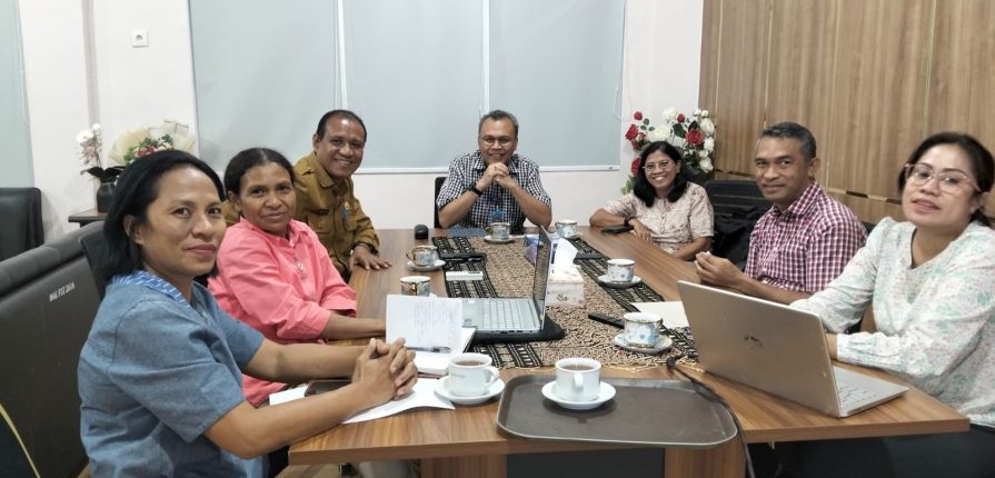nage 1 Dekan FST Undana, Prof. Philiphi de Rozari, S.Si., M.Si., M.Sc., Ph.D, (keempat dari kiri) sedang menerima Sekretaris Daerah Kabupaten Nagekeo, Drs. Imanuel Ndun, M.Si. (ketiga dari kiri) bersama tim guna membahas pembukaan Program Studi (Prodi) Kimia Industri Garam , Selasa (26/5/2026). Foto/HO Humas Undana