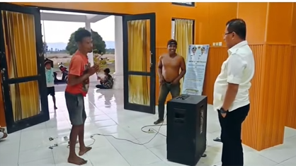 perut katak Bupati Kupang, Yosef Lede menemukan sejumlah orang diantaranya pegawai Dinas PUPR Kabupaten Kupang sedang karoke,merokok serta diduga meneguk minuman keras dalam ruangan Kantor PUPR. Foto/ Ho- medsos Gemoy
