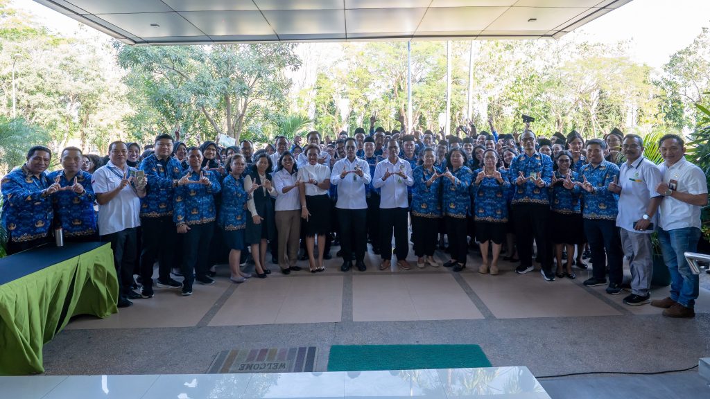Rektor, Prof. Dr. Ir. Jefri S. Bale, S.T., M.Eng. saat mengambil sumpah dan melantik 183 Pegawai Negeri Sipil (PNS) baru di pelataran Rektorat Undana, Kupang, pada Senin (22/6/2026). Foto/HO Humas Undana.