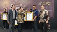 Keterangan foto - Ketua Umum SMSI Firdaus (kedua dari kiri) menyerahkan penghargaan kepada kepala Desa Batu Cermin, Kabupaten Manggarai Barat, Nusa Tenggara Timur, Marianus Yono Jehalu (kedua dari kanan), Kamis (18/6) malam