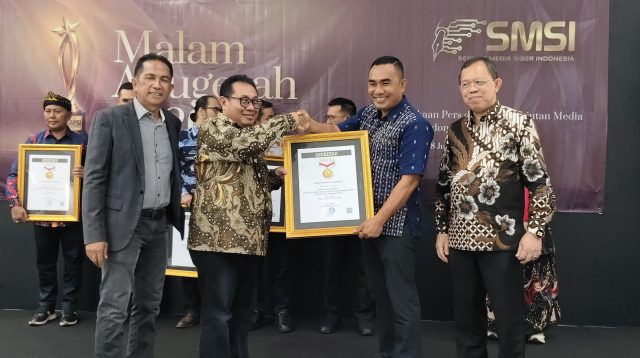 Keterangan foto - Ketua Umum SMSI Firdaus (kedua dari kiri) menyerahkan penghargaan kepada kepala Desa Batu Cermin, Kabupaten Manggarai Barat, Nusa Tenggara Timur, Marianus Yono Jehalu (kedua dari kanan), Kamis (18/6) malam