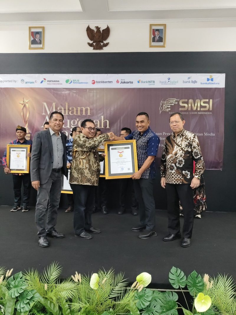 smsi anugerah 1 Keterangan foto - Ketua Umum SMSI Firdaus (kedua dari kiri) menyerahkan penghargaan kepada kepala Desa Batu Cermin, Kabupaten Manggarai Barat, Nusa Tenggara Timur, Marianus Yono Jehalu (kedua dari kanan), Kamis (18/6) malam