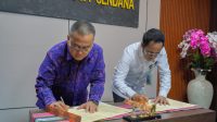 Rektor Undana, Prof. Dr. Ir. Jefri S. Bale, S.T., M.Eng., bersama Direktur Eksekutif Interim Sekretariat Regional ATSEA, Dr. Handoko Adi Susanto, M.Sc melakukan penandatanganan Memorandum of Understanding (MoU) dan Memorandum of Agreement (MoA) di Ruang Rapat Rektor, Gedung Rektorat Undana, Kupang, pada Senin (22/6/2026). FOTO-HO HUMAS UNDANA