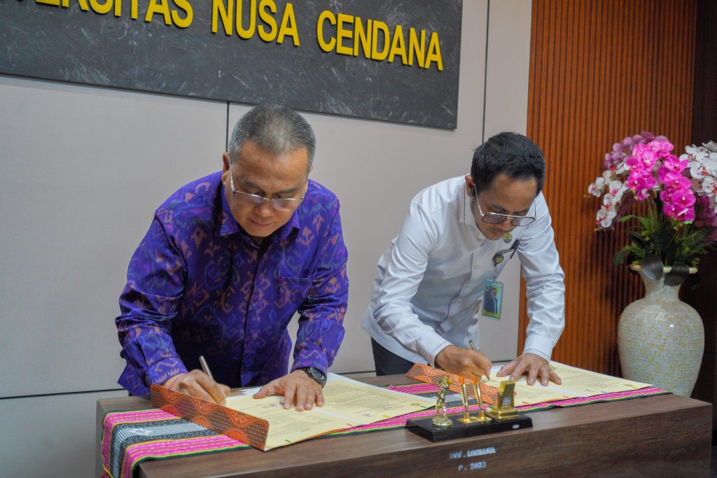 Rektor Undana, Prof. Dr. Ir. Jefri S. Bale, S.T., M.Eng., bersama Direktur Eksekutif Interim Sekretariat Regional ATSEA, Dr. Handoko Adi Susanto, M.Sc melakukan penandatanganan Memorandum of Understanding (MoU) dan Memorandum of Agreement (MoA) di Ruang Rapat Rektor, Gedung Rektorat Undana, Kupang, pada Senin (22/6/2026). FOTO-HO HUMAS UNDANA