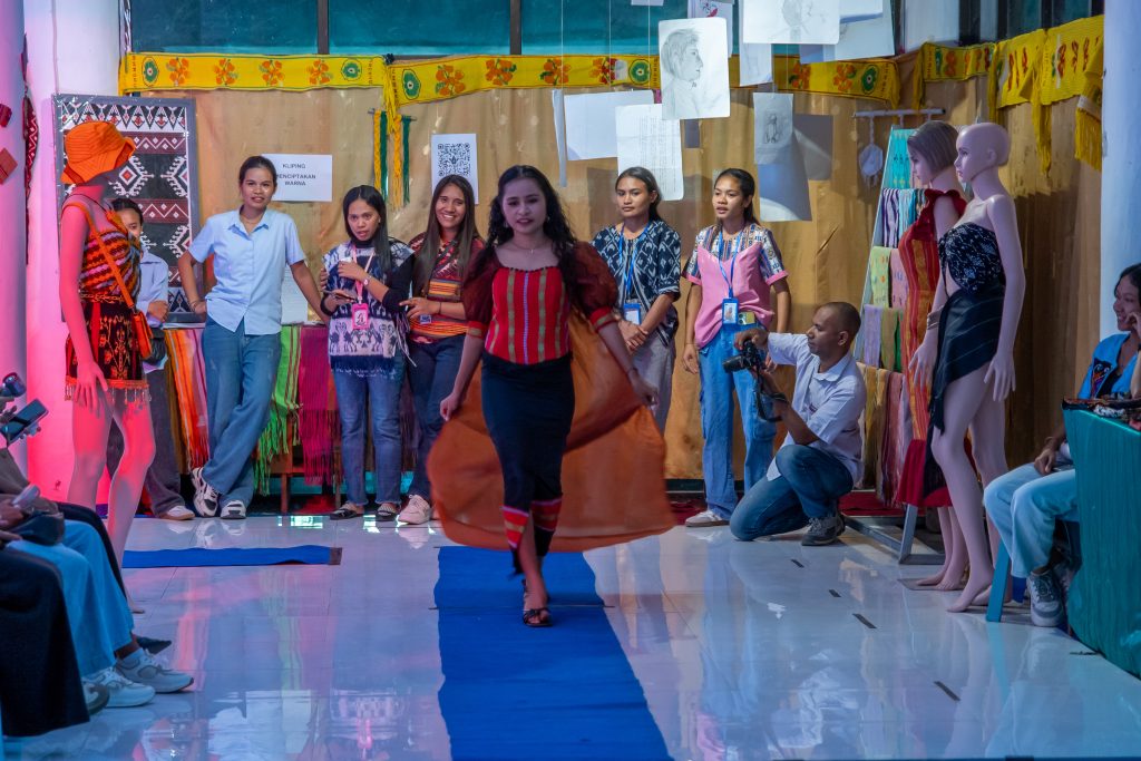 tenun ikat undana – Mahasiswa Program Studi (Prodi) Teknik Pembuatan Tenun Ikat (PTI) Fakultas Sains dan Teknik (FST) Universitas Nusa Cendana (Undana) tampil dalam pameran Produk Inovasi Warisan Nusantara (Wastra) NTT bertema “Jalinan Nusa” di Gedung Prodi PTI, Kupang, pada Kamis (18/6/2026).