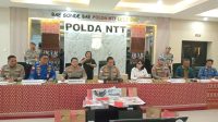 KETERANGAN - Direktur Polairud Polda NTT Kombes Pol Irwan Deffi Nasution, S.I.K., M.H (kedua dari kiri depan) saat memberikan keteranganpers yang dipimpin langsung Kapolda NTT Irjen Pol Dr. Rudi Darmoko, S.I.K., M.Si di Kupang, Kamis. FOTO/MEDIASINTT.COM/BEN