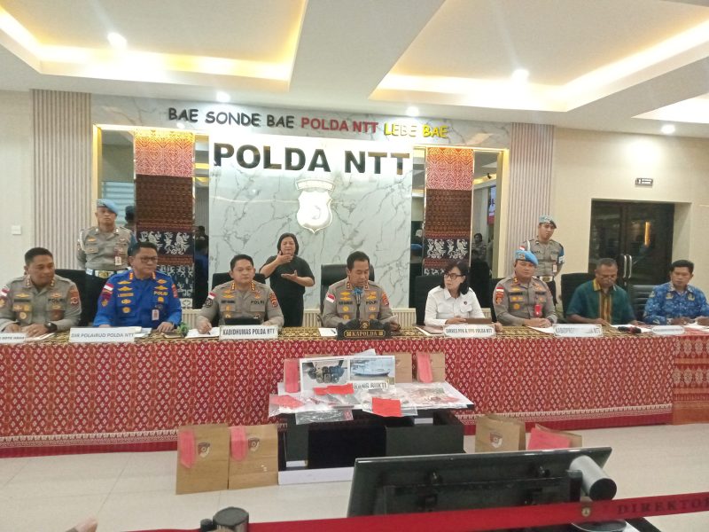 KETERANGAN - Kapolda Nusa Tenggara Timur Irjen Pol Dr. Rudi Darmoko, S.I.K., M.S memberikan keterangan pers terkait pengungkapan kasus TPPO di Kupang, Kamis. Foto/MEDIASINTT.COM/BEN