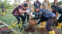 Rektor Undana, Prof. Dr. Ir. Jefri S. Bale, S.T., M.Eng., (kiri) melakukan panen hasil usaha yang dikembangkan Polres Kupang di kawasan Eco Wisata Tantya Sudhirajati Polres Kupang di Babau, Kabupaten Kupang, pada Kamis (2/7/2026).
