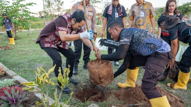 Rektor Undana, Prof. Dr. Ir. Jefri S. Bale, S.T., M.Eng., (kiri) melakukan panen hasil usaha yang dikembangkan Polres Kupang di kawasan Eco Wisata Tantya Sudhirajati Polres Kupang di Babau, Kabupaten Kupang, pada Kamis (2/7/2026).