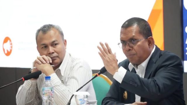 Gubernur Nusa Tenggara Timur (NTT) Emanuel Melkiades Laka Lena didampingi Prof. Philiphi de Rozari, S.Si., M.Si., M.Sc., Ph.D. Wakil Rektor IV Bidang Perencanaan, Kerja Sama dan Sistem Informasi (kiri) menjadi Keynote Speaker pada Kuliah Umum bertajuk "Peningkatan Akses Keuangan Bagi Pelaku Usaha Berbasis Komunitas Kampus sebagai Bentuk Implementasi One School One Product (OSOP)" yang berlangsung di Aula Lantai 3 Rektorat Universitas Nusa Cendana, Rabu (1/7/2026).