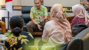 Wakil Rektor Bidang Perencanaan, Kerja Sama, dan Sistem Informasi Undana, Prof. Dr. Philiphi de Rozari, S.Si., M.Si., M.Sc., Ph.D., menyampaikan apresiasi tinggi atas kedatangan tim PKM lintas universitas besar tersebut saat menerima mereka di Gedung Rektorat Undana pada Selasa (14/7/2026).