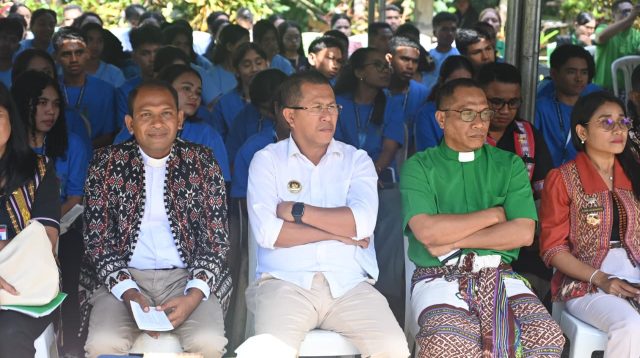 Bupati Yosef Lede hadir secara langsung kegiatan kegiatan Camp Pemuda Klasis Amarasi Selatan di Halaman Gedung Gereja Kefas Suit , Kamis (2/6) lalu.