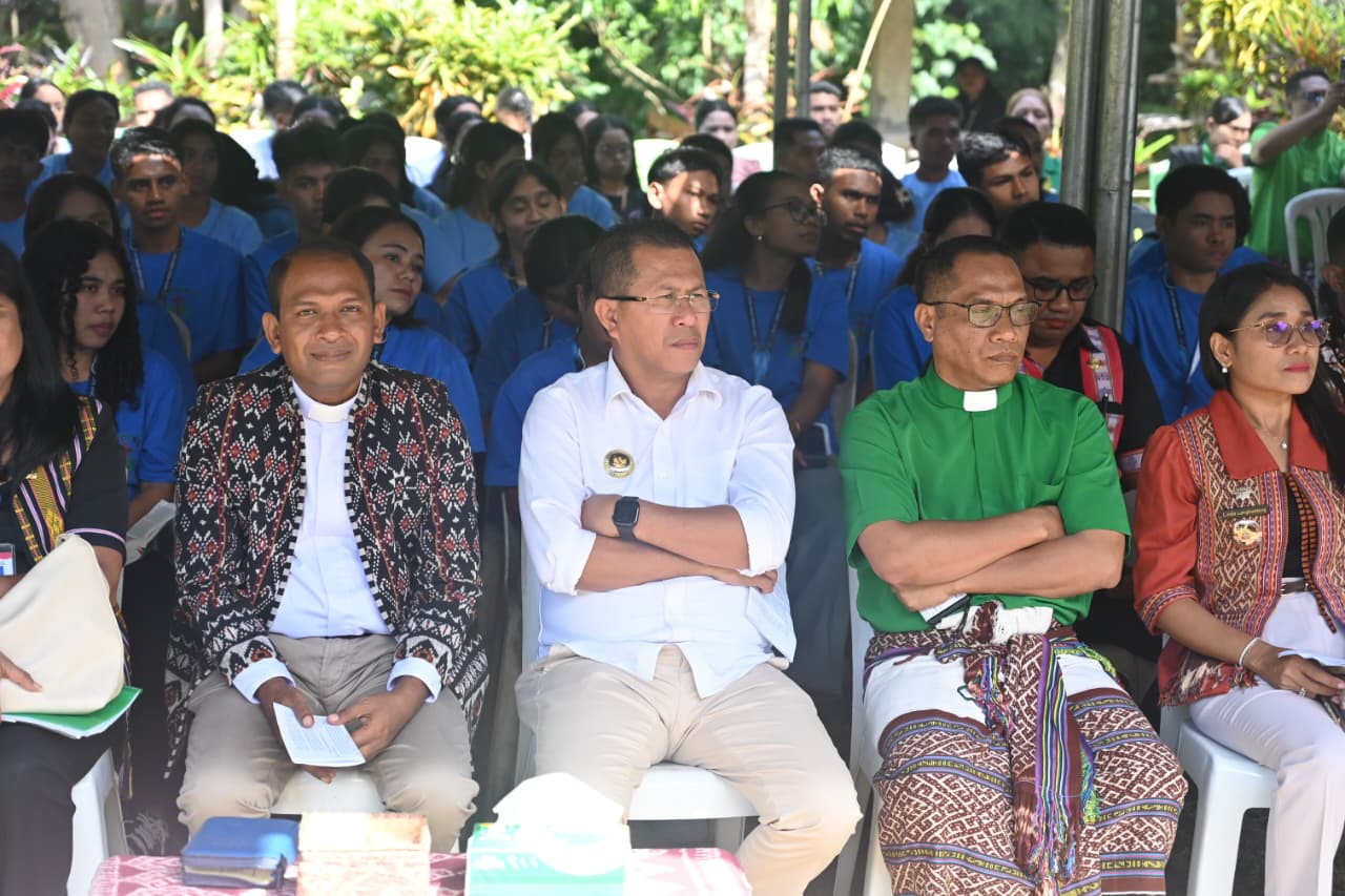 Bupati Yosef Lede hadir secara langsung kegiatan kegiatan Camp Pemuda Klasis Amarasi Selatan di Halaman Gedung Gereja Kefas Suit , Kamis (2/6) lalu.