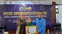 Ketua SMSI Provinsi Bali Emanuel Dewata Oja (kanan) menyerahkan cendera mata kepada narasumber dalam Focus Group Discussion (FGD) bertajuk "Membedah Masa Depan Kedaulatan Finansial: Peluang dan Tantangan Pusat Finansial Internasional Indonesia (PFII)" yang diselenggarakan di Bali, Jumat (10/7).