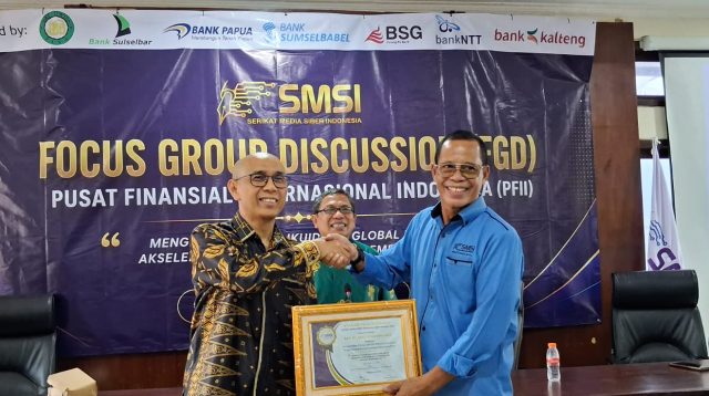 Ketua SMSI Provinsi Bali Emanuel Dewata Oja (kanan) menyerahkan cendera mata kepada narasumber dalam Focus Group Discussion (FGD) bertajuk "Membedah Masa Depan Kedaulatan Finansial: Peluang dan Tantangan Pusat Finansial Internasional Indonesia (PFII)" yang diselenggarakan di Bali, Jumat (10/7).