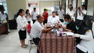 KETERANGAN FOTO : Pelaksana Harian (Plh.) Sekretaris Daerah Provinsi NTT, Yohanes Oktovianis dan Plt Kepala Biro Administrasi Pimpinan Sekretariat Daerah Provinsi Nusa Tenggara Timur, Abri Kore melakukan Cek Kesehatan Gratis (CKG) sebagai deteksi dini terhadap faktor risiko dan penyakit yang dialami ASN, Rabu. Foto/ho Biro Adpim Setda NTT