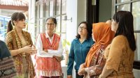 Ketua DWP Undana, Ny. Astrid Jeanette Bale, S.Kom (kiri) saat meneti a delegasi Dharma Wanita Persatuan (DWP) Universitas Khairun (Unkhair) Ternate dipimpin langsung oleh Ketua DWP Unkhair, Ny. Lasmiyati Abdullah W. Jabid, S.Si., M.E., bersama Wakil Ketua Ny. Hj. Rosdiana Jamal.