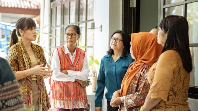 Ketua DWP Undana, Ny. Astrid Jeanette Bale, S.Kom (kiri) saat meneti a delegasi Dharma Wanita Persatuan (DWP) Universitas Khairun (Unkhair) Ternate dipimpin langsung oleh Ketua DWP Unkhair, Ny. Lasmiyati Abdullah W. Jabid, S.Si., M.E., bersama Wakil Ketua Ny. Hj. Rosdiana Jamal.