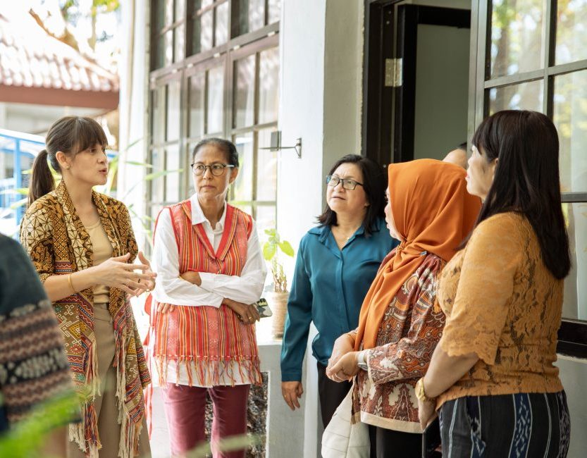 Ketua DWP Undana, Ny. Astrid Jeanette Bale, S.Kom (kiri) saat meneti a delegasi Dharma Wanita Persatuan (DWP) Universitas Khairun (Unkhair) Ternate dipimpin langsung oleh Ketua DWP Unkhair, Ny. Lasmiyati Abdullah W. Jabid, S.Si., M.E., bersama Wakil Ketua Ny. Hj. Rosdiana Jamal.