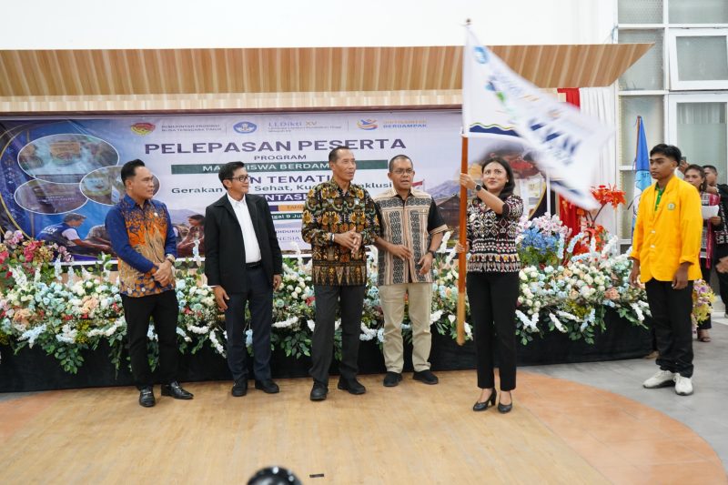 Wakil Menteri Pendidikan Tinggi, Sains, dan Teknologi RI, Prof. Dr. Fauzan, M.Pd secara resmi menyerahkan para mahasiswa peserta KKN Tematik Mahasiswa Berdampak Gerakan NTT Sehat, Kuat, dan Inklusif (GENTASKIN) Batch 2 kepada Pemerintah Kabupaten Kupang di Aula Utama Kantor Bupati Kupang, Kamis (9/7/2026).