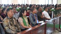 Bupati Kupang, Yosef Lede, saat menghadiri ibadah minggu di GMIT Via Dolorosa Alak, Desa Nitneo, Kecamatan Kupang Barat, Minggu (26/7),