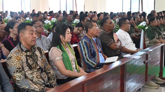 Bupati Kupang, Yosef Lede, saat menghadiri ibadah minggu di GMIT Via Dolorosa Alak, Desa Nitneo, Kecamatan Kupang Barat, Minggu (26/7),