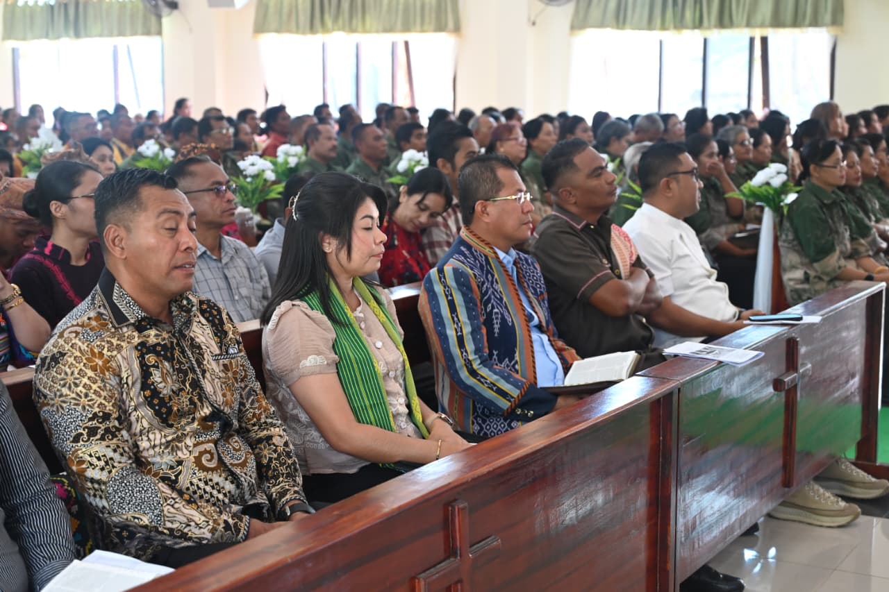 Bupati Kupang, Yosef Lede, saat menghadiri ibadah minggu di GMIT Via Dolorosa Alak, Desa Nitneo, Kecamatan Kupang Barat, Minggu (26/7),