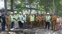 Pemerintah Kabupaten Kupang resmi memulai pembangunan infrastruktur pelayanan publik baru melalui peletakan batu pertama Kantor Camat Kupang Barat dan Amarasi Barat yang dilakukan Bupati Kupang, Yosef Lede pada Senin (20/7/2026) pagi