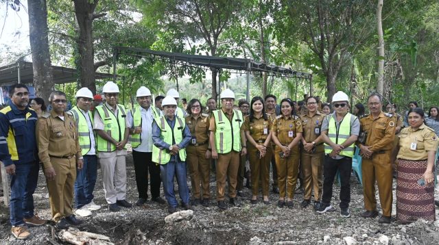 Pemerintah Kabupaten Kupang resmi memulai pembangunan infrastruktur pelayanan publik baru melalui peletakan batu pertama Kantor Camat Kupang Barat dan Amarasi Barat yang dilakukan Bupati Kupang, Yosef Lede pada Senin (20/7/2026) pagi