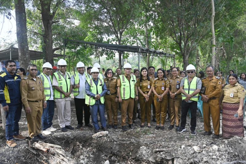 Pemerintah Kabupaten Kupang resmi memulai pembangunan infrastruktur pelayanan publik baru melalui peletakan batu pertama Kantor Camat Kupang Barat dan Amarasi Barat yang dilakukan Bupati Kupang, Yosef Lede pada Senin (20/7/2026) pagi