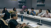 mental Nusa Cendana Kupang menggelar rapat koordinasi strategis bersama Mennonite Central Committee (MCC) dan Yayasan Kerja Sama Perdamaian dan Akademik Indonesia (YKPAI) pada Rabu (29/7/2026) di Rektorat Undana.