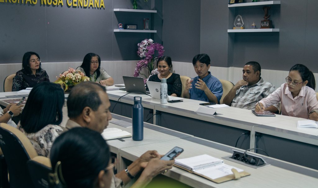 Nusa Cendana Kupang menggelar rapat koordinasi strategis bersama Mennonite Central Committee (MCC) dan Yayasan Kerja Sama Perdamaian dan Akademik Indonesia (YKPAI) pada Rabu (29/7/2026) di Rektorat Undana.