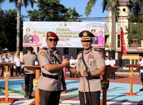 Kombes Pol. Nelson Filipe Dias Quintas, S.I.K., M.H, (kanan) resmi menjabat sebagai Kapolres Kupang Kota mengantikan posisi Kombes Pol. Djoko Lestari, S.I.K., M.M,