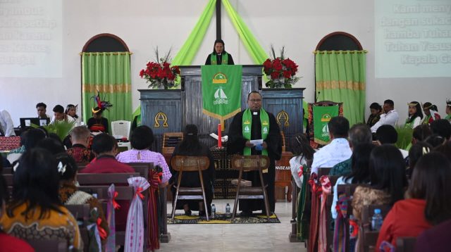Jemaat Gereja GMIT Narwastu Noelbaki, Kecamatan Kupang Tengah, Kabupaten Kupang, pada Minggu (5/7/2026) mengelar kegiatan pisah sambut pelayanan Pendeta Jane Tuulima-Konay, S.Th yang berpindah tugas ke GMIT Sion Oepura dan pPosisinya di GMIT Narwastu Noelbaki kini resmi digantikan Pdt. Jhon Tani Famaney, S.Th.