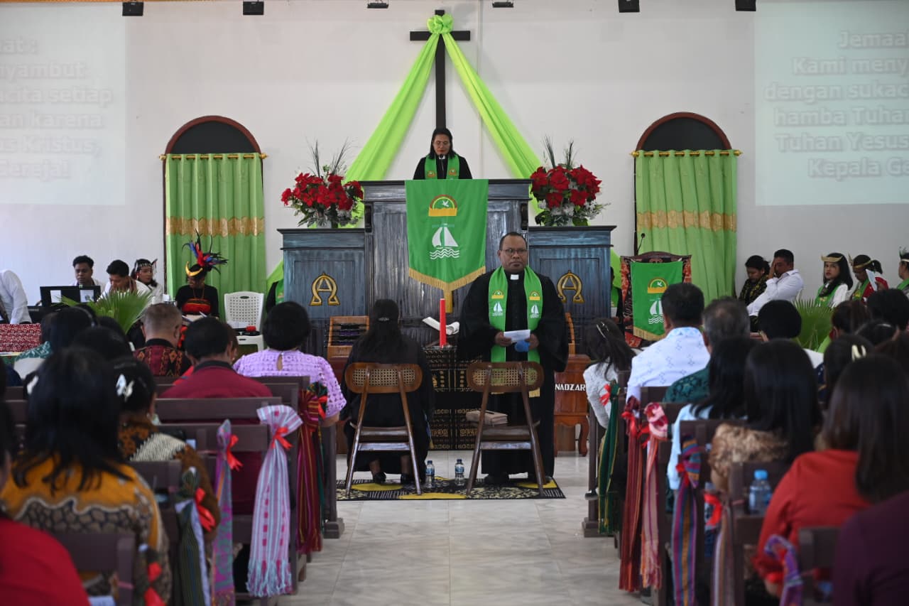 Jemaat Gereja GMIT Narwastu Noelbaki, Kecamatan Kupang Tengah, Kabupaten Kupang, pada Minggu (5/7/2026) mengelar kegiatan pisah sambut pelayanan Pendeta Jane Tuulima-Konay, S.Th yang berpindah tugas ke GMIT Sion Oepura dan pPosisinya di GMIT Narwastu Noelbaki kini resmi digantikan Pdt. Jhon Tani Famaney, S.Th.