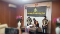 Penandatanganan Perjanjian Kerja Sama (PKS) oleh Direktur PPs Undana, Dr. Hamza W. Wulakada, M.Si., bersama Bupati Sikka, Juventus Prima Yoris Kago, S.H., dengan disaksikan Rektor Undana, Prof. Dr. Ir. Jefri S. Bale, S.T., M.Eng., beserta jajaran wakil rektor di Rektorat Undana, Kupang, pada Jumat (17/7/2026). FOTO/MEDIASINTT.COM/BEN