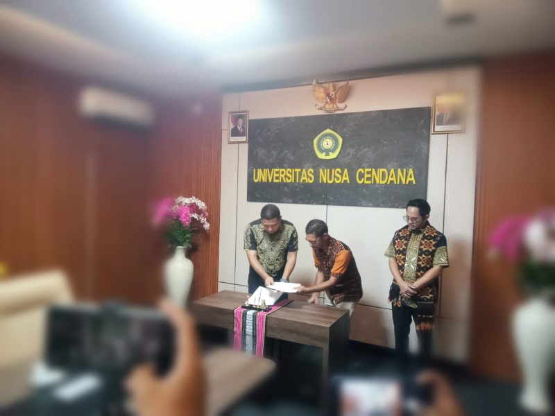 Penandatanganan Perjanjian Kerja Sama (PKS) oleh Direktur PPs Undana, Dr. Hamza W. Wulakada, M.Si., bersama Bupati Sikka, Juventus Prima Yoris Kago, S.H., dengan disaksikan Rektor Undana, Prof. Dr. Ir. Jefri S. Bale, S.T., M.Eng., beserta jajaran wakil rektor di Rektorat Undana, Kupang, pada Jumat (17/7/2026). FOTO/MEDIASINTT.COM/BEN