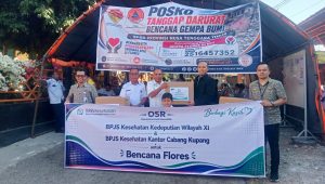 Kepala Kantor BPJS Kesehatan Cabang Kupang, Pupung Purnama (kedua dari kanan) saat menyerahkan bantuan kemanusiaan untuk korban bencana gempa Flores yang diterima Sekretaris BPBD Provinsi NTT, Yohanis Taka Dosi di Kupang, Rabu. FOTO/MEDIASINTT.COM