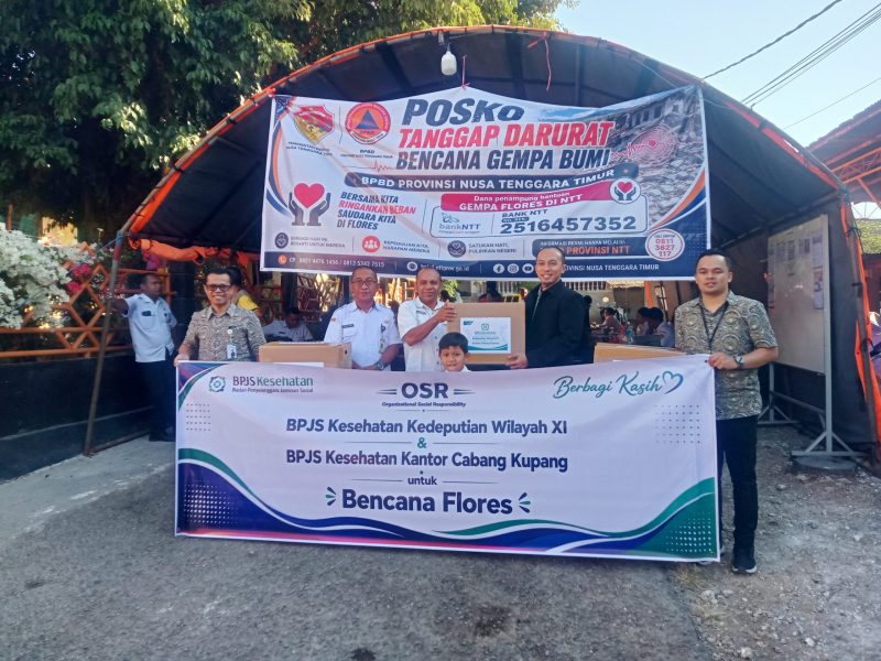 Kepala Kantor BPJS Kesehatan Cabang Kupang, Pupung Purnama  (kedua dari kanan)  saat menyerahkan  bantuan kemanusiaan  untuk korban bencana gempa Flores yang diterima Sekretaris BPBD Provinsi NTT, Yohanis Taka Dosi di Kupang, Rabu. FOTO/MEDIASINTT.COM