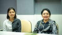 Wakil Rektor (WR) I Bidang Akademik, Prof. Dr. drh. Annytha I.R. Detha, M.Si., (kanan) bersama Nenik Agung (kiri)