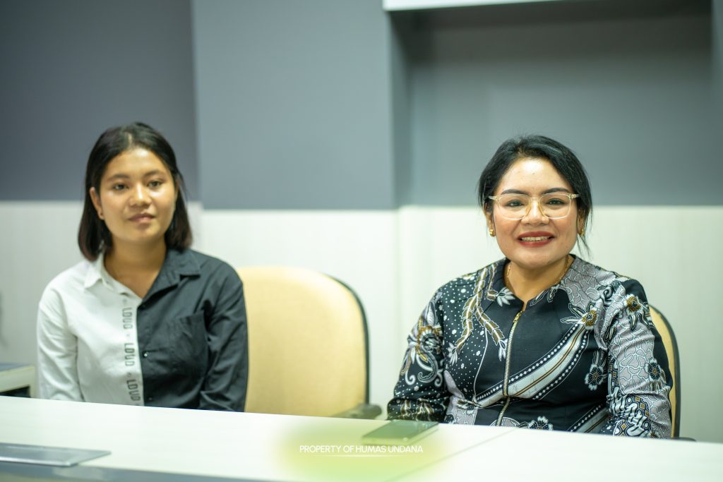 Wakil Rektor (WR) I Bidang Akademik, Prof. Dr. drh. Annytha I.R. Detha, M.Si., (kanan) bersama Nenik Agung (kiri)
