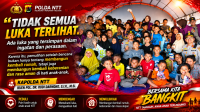 Kapolda NTT NTT Irjen Pol. Dr. Rudi Darmoko, S.I.K., M.Si saat meninjau langsung kondisi masyarakat terdampak gempa bumi di Lapangan Berdikari Danga, Kecamatan Aesesa, Kabupaten Nagekeo, Jumat (21/8/2026).