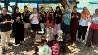 Universitas Nusa Cendana (Undana) menggelar program pengabdian kepada masyarakat bertema “Pemberdayaan Kelompok Maju Bersama dalam Meningkatkan Nilai Tambah Hasil Tangkap melalui Inovasi Pengolahan dan Pemasaran Berbasis Ekonomi Biru di Pesisir Kelurahan Namosain, Kota Kupang” pada 11–15 Agustus 2026