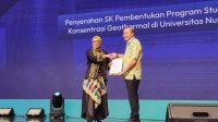 Direktur Jenderal Energi Baru, Terbarukan, dan Konservasi Energi (EBTKE) Kementerian ESDM RI, Prof. Dr. Eng. Eniya Listiani Dewi, B.Eng., M.Eng., IPU., menyerahkan SK pembentukan prodi Teknik Geologi Konsentrasi Geothermal pada Fakultas Sains dan Teknologi (FST) kepada Wakil Rektor IV Bidang Perencanaan, Kerja Sama, dan Sistem Informasi Undana, Prof. Philiphi de Rozari, S.Si., M.Si., M.Sc., Ph.D.