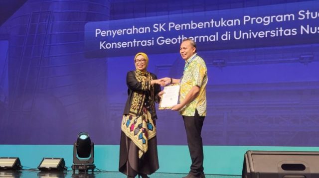 Direktur Jenderal Energi Baru, Terbarukan, dan Konservasi Energi (EBTKE) Kementerian ESDM RI, Prof. Dr. Eng. Eniya Listiani Dewi, B.Eng., M.Eng., IPU., menyerahkan SK pembentukan prodi Teknik Geologi Konsentrasi Geothermal pada Fakultas Sains dan Teknologi (FST) kepada Wakil Rektor IV Bidang Perencanaan, Kerja Sama, dan Sistem Informasi Undana, Prof. Philiphi de Rozari, S.Si., M.Si., M.Sc., Ph.D.